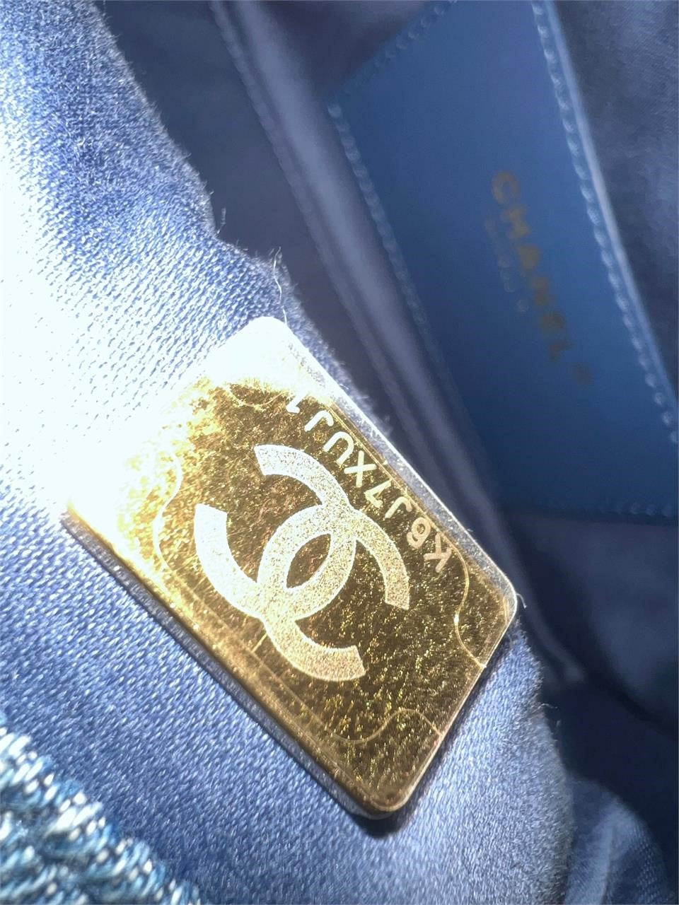 CHANEL 25 Blue Washed Denim Hobo Gold-Tone Hardware - photograph 10