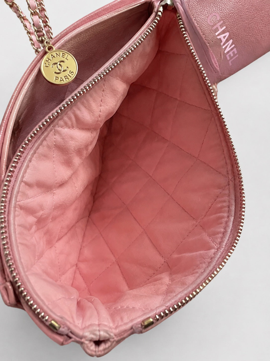 CHANEL 22 Medium Pink Shiny Calfskin Gold product photograph 8 - VaultedVIP